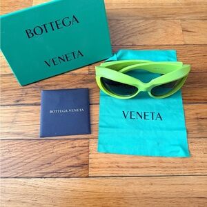 Bottega Veneta Green Statement Sunglasses – Full Set